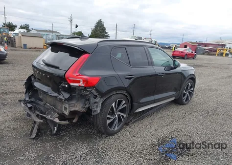 2021 Volvo Xc40 T5 R-Design z USA, uszkodzony, nr VIN YV4162UM2M2591502